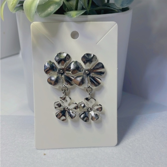 FLOWER pendant earring Floral design. Brass. Silver color. - Picture 1 of 14